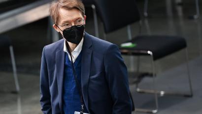 Bild: Britta Pedersen
Gesundheitsminister Karl Lauterbach (SPD) mahnt, dass man sich in der Gesetzgebung auf ein Leben mit Corona einstellen müsse. Dem RKI will er die Kompetenz bei "tiefgreifenden Entscheidungen" entziehen.