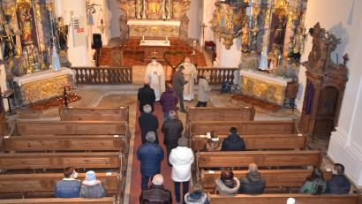 Bild: gi
Pfarrer Udo Klösel bat die Paare nach vorne an den Altar und segnete sie.