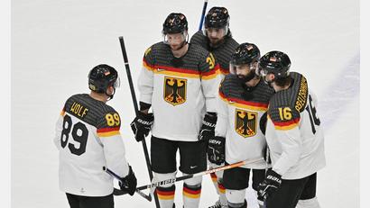 Bild: Peter Kneffel
Völlig frustriert schon während der Partie: Die deutschen Spieler (von links) David Wolf, Tom Kühnhackl, Nicolas Krammer, Dominik Bitter und Konrad Abeltshauser.