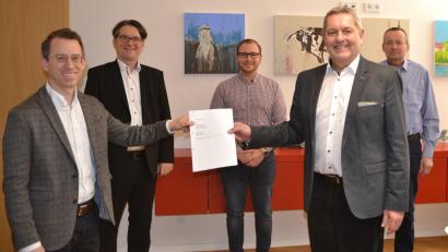 Bild: Stadt Auerbach/exb
Der Liefervertrag ist besiegelt (von links): Andre Zorger (Leiter Kommunalmanagement Region Ostbayern der Bayernwerk Netz GmbH), Markus Windisch (Kommunalbetreuer), Jonas Fehr (Leiter Planung, Bauausführung und Netzkundenbetreuung Kundencenter Weiden), Erster Bürgermeister Joachim Neuß und Hauptamtsleiter Uwe Lindner von der Stadt Auerbach.
