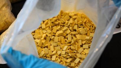 Symbolbild: Hannah Wagner
Gelbe Ecstasy-Tabletten liegen in einer Plastiktüte. Foto: Hannah Wagner/Archiv