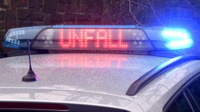 Symbolbild: Carsten Rehder/dpa
Die Leuchtschrift „Unfall“ auf dem Dach eines Polizeiwagens. Am Dienstag war ein Lastwagenfahrer ohne Führerschein in Ebermannsdorf in einen Unfall verwickelt.