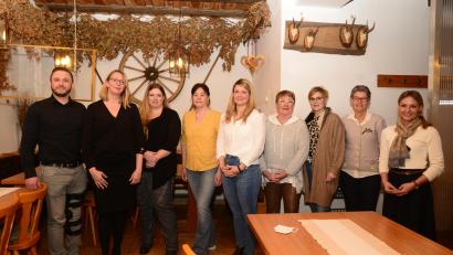 Bild: bey
Bürgermeister Ernst Lenk (links) leitete die Neuwahlen des Vorstands des Ortsverbandes der Frauen-Union Schirmitz. Gewählt wurden Vorsitzende Ariane Heigl, ihre Stellvertreterinnen Michaela Hahn, Sibille Baier-Hümmer, Schriftführerin Stefanie Krapf, Schatzmeisterin Inge Schneider, Beisitzerinnen Heike Gleißner und Monika Erdmann (von links). JU-Bezirksvorsitzende Stefanie Dippl (rechts) gratuliert.