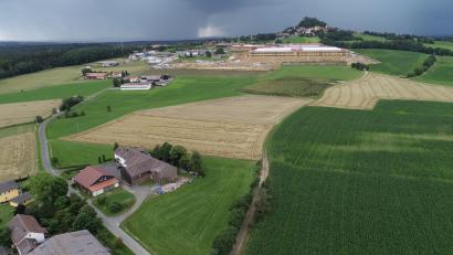 Bild: bey
Der Geltungsbereichung des Flächennutzungsplans nach der 8. Änderung zur Ausweisung weiterer gewerblicher Flächen erstreckt sich bis zum Ortsteil Theile (helle Ackerfläche) und klammert im Osten den dortigen Bauernhof mit seinem Umfeld aus.