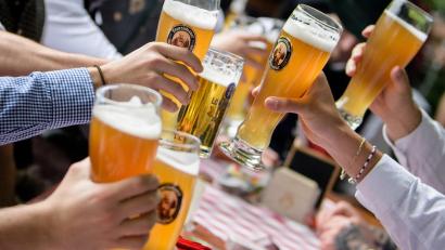 Symbolbild: Matthias Balk/dpa
Für Geimpfte und Genesene gibt es künftig keine Kontaktbeschränkungen mehr.