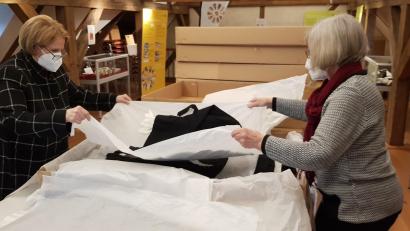 Bild: hba
Vorsichtig werden die Kleidungsstücke aus den Archivkartons entnommen. Jedes ist mit Seidenpapier geschützt.
