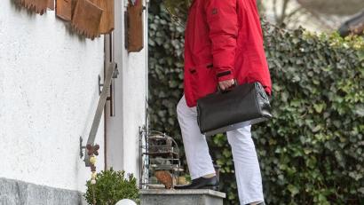 Symbolbild: Armin Weigel/dpa
Ein Landarzt auf Hausbesuch: Das wird immer seltener. Denn junge Mediziner zieht es eher in die Metropolen statt in die Landarztpraxen.