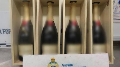 Bild: Australian Border Force
Im Januar 2019 stellte die australische Grenzpolizei 96 Liter MDMA, abgefüllt in Champagnerflaschen, sicher. Die Lieferung stammte aus Europa.