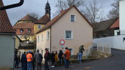 Bild: ak
Die Bürger und Anlieger beteiligten sich rege an der Diskussion zur Gestaltung des neuen Dorfplatzes, der nach Abriss des Gebäudes vor dem Schloss (Hintergrund) entstehen soll.