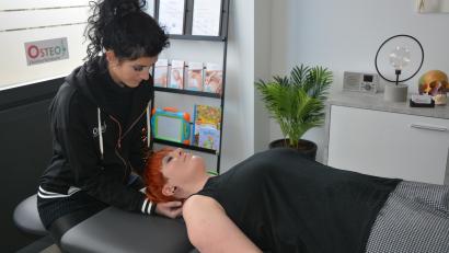 Bild: jr
„Osteopathie berührt“ – so beschreibt Christina Kotzbauer (links) mit kurzen Worten ihre Arbeit. Diagnostik und Behandlung führt sie ausschließlich mit ihren Händen durch. Hier zeigt sie an ihrer Schwester Daniela einige Handgriffe.