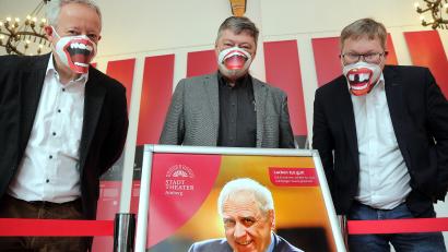Bild: Wolfgang Steinbacher
Die zehnte Amberger Lachnacht steht an: Das sorgt bei (von links) Kulturamtsleiter Fabian Kern, Gewerbebau-Chef Karlheinz Brandelik und Oberbürgermeister Michael Cerny für gute Laune.