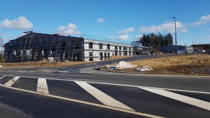 Bild: gi
Die Firma Bühnenbau Kaiser aus Moosbach errichtet derzeit zwei Montagehallen im Gewerbegebiet „Hammermühle“ (vorne). Unmittelbar daneben entsteht bereits eine Halle der Firma Kleber-Transporte aus Eslarn.
