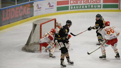 Archivbild: Andreas Brückmann
Wie vernagelt war das Tor des TEV Miesbach bei der 0:3-Niederlage des ERSC Amberg am Mittwochabend. Hier versuchte es Felix Köbele (Zweiter von rechts) vergeblich. Die Chance zur schnellen Revanche haben die Löwen am Sonntag im Rückspiel.