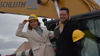 Bild: Kunz
Hurra, wir kommen in die Oberpfalz! Stefan Mross und Anna-Carina Woitschack reisen am 22. April mit ihrer "Immer wieder sonntags"-Show nach Weiden. Am 28. Oktober sind sie in Amberg.