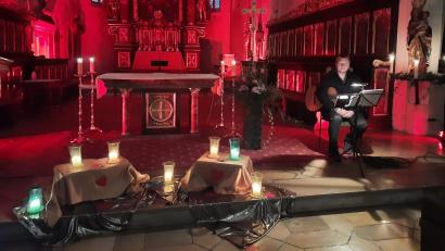 Bild: Katharina Laurer/exb
In romantischem Rot erstrahlte die Kirche bei der Andacht für Liebende in St. Marien. Für Musik sorgte Holger Hermann an der Gitarre.
