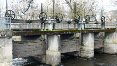 Archivbild: Gabi Schönberger
Die Stadtbad-Brücke mit Wehr soll heuer saniert werden. Mit Folgen für die Freibadbesucher.