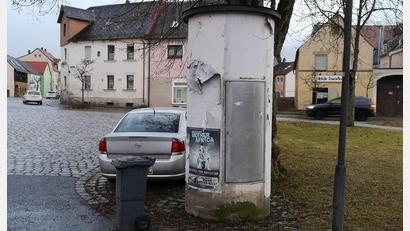 Bild: lnz
Den Zustand einer Litfaßsäule am Johannisplatz in Mitterteich kritisierte Heribert Hegen (Wählergemeinschaft Zukunft) im Stadtrat.