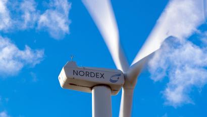 Symbolbild: Jens Büttner
Ein Windpark soll nach dem Wunsch der Firmen Natural Energy Solutions (NES) und Neue Energien West (NEW) im Bereich des Hessenreuther Bergs bei Erbendorf entstehen.