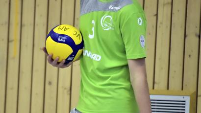 Symbolbild: Hubert Ziegler
Ein Nachwuchsspieler hält einen Volleyball in der Hand (Symbolbild). In Amberg wird die nordbayerische Meisterschaft der Altersklasse U16 ausgespielt.