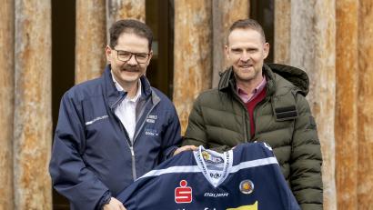 Bild: Blue Devils Weiden
Geschäftsführer Franz Vodermeier (links) freut sich über die Verpflichtung von Jürgen Rumrich als neuen Sportlichen Leiter bei den Blue Devils Weiden.