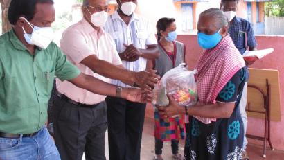 Bild: Hungerhilfe Sivagangai/exb
Geistliche bei der Ausgabe von Lebensmittelpaketen an Mütter armer Familien. Mit dabei Pfarrer Irudayaraj Devadass (Zweiter von links).