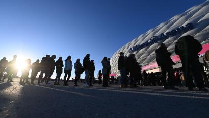 Archivbild: Sven Hoppe
Fans stehen vor der Allianz Arena an. Künftig dürfen wieder mehr Zuschauer ins Stadion.