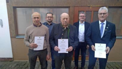 Bild: Alexander Hirschmann-Titz/exb
Ehrungen gab es beim Bienenzuchtverein Sulzbach-Rosenberg für langjährige Mitgliedschaft (von links): Wolfgang Geih (15 Jahre), Imker-Kreisvorsitzender Andreas Royer, Walter Klass (40 Jahre), Bürgermeister Michael Göth und Vorsitzender Helmut Heuberger (40 Jahre).