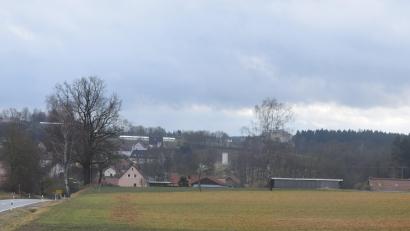 Bild: fz
Von der Kreisstraße aus Richtung Pfaffenreuth kommend ist rechts das Bauvorhaben der Antragsteller geplant, dem der Gemeinderat Püchersreuth nicht zustimmt.