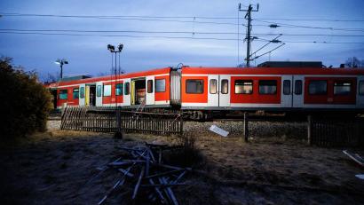 Bild: Matthias Balk/dpa
Die aufeinander geprallten S-Bahnen stehen an der Unfallstelle.