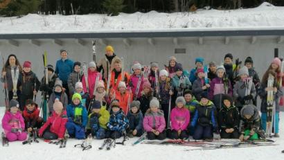 Bild: Grundschule Mähring/exb
Die Dritt- und Viertklässler der Grundschule Mähring verbrachten einen Wintersport-Tag am Skilanglaufzentrum Silberhütte.