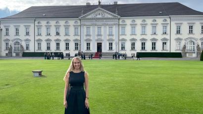Bild: Kliniken Nordoberpfalz
Bundespräsident Frank-Walter Steinmeier lud im Sommer 2021 engagierte Bürger zum Gartenfest in Schloss Bellevue nach Berlin ein. Darunter war auch Michaela Hutzler, Medizinische Direktorin der Kliniken Nordoberpfalz.
