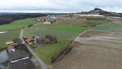 Bild: bey
Entlang des Feldweges (rechts) verläuft die Grenze des Flächennutzungsplanes. In Querrichtung führt die Grenze am Ortsteil Theile vorbei und klammert das landwirtschaftliche Anwesen an der GVS Parkstein-Thelle aus. Dann schließt der FNP an das bestehende Gebiet des vorhandenen Bebauungsplanes an.