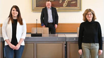 Bild: Susanne Schwab, Stadt Amberg/exb
Die bisherige Gleichstellungsbeauftragte der Stadt Amberg, Bärbel Neumüller (rechts) und ihre Nachfolgerin Nadine Gräml zusammen mit Oberbürgermeister Michael Cerny.