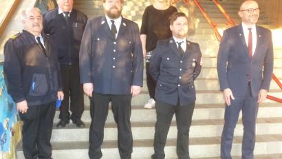 Bild: mad
Bei der Feuerwehr Demeldorf mussten die beiden Kommandanten neu gewählt werden. Patrick Meier (Dritter von links) und sein Stellvertreter Thomas Weigl (Fünfter von links) führen ihre Ämter fort. Kreisbrandinspektor Richard Fleck (links) und Kreisbrandmeister Konrad Hoch (Zweiter von links) wurden mit einem Präsent bedacht. Bürgermeister Maximilian Beer (rechts) und Ulrike Voith dankten den Kommandanten zur erneuten Kandidatur.