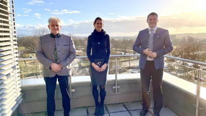 Bild: Matthias Meier/exb 
Schulrätin Susanne Muffert (Mitte) stattete zusammen mit Schulamtsdirektor Johann Hilburger (links) Landrat Thomas Ebeling (rechts) ihren Antrittsbesuch ab.