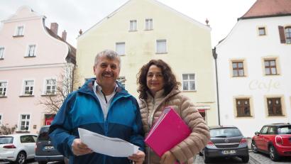 Bild: bl
Liebe auf den ersten Blick. Geoline und Gerhard Igl haben das Altstadthaus am Oberen Markt in Nabburg (im Hintergrund) im Internet entdeckt und sind seinem Charme verfallen. Jetzt will das Investorenpaar die Sanierung anpacken, drei Wohnungen sollen hier entstehen.