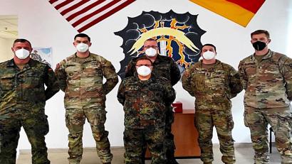 Bild: R. Kreuzer
v.l.: Stabsfeldwebel Huberth Rosner, Master Sergeant Justin Strohmann, Hauptgefreiter d. R. Martin Wittmann, Hauptfeldwebel d.R. Hartmut Schütze (vorne), Master Sergeant Cale Bixler, 1.Leutnant Louis Bethgen.