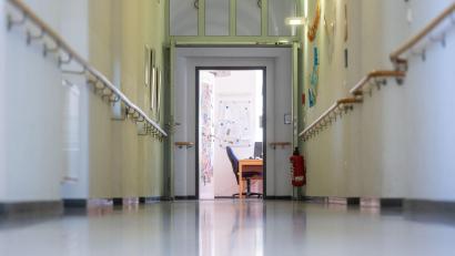 Symbolbild: Armin Weigel/dpa
Ein leerer Gang in einer Schule in Straubing.