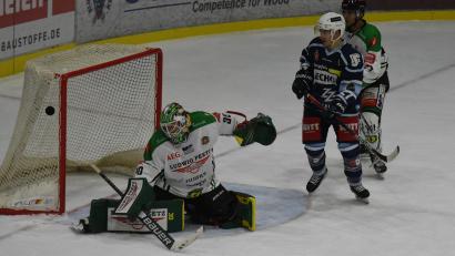 Archivbild: gb
Die Blue Devils empfangen am Freitag den Höchstadter EC und treten am Sonntag beim EC Peiting an. Das Bild zeigt eine Szene aus dem ersten Heimspiel gegen Höchstadt, das die Weidener im Oktober 2021 mit 7:4 gewannen.