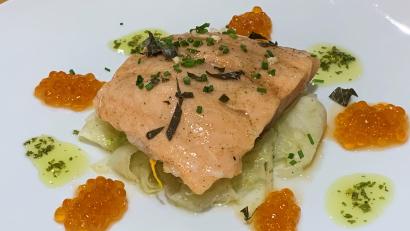 Bild: Michael Schiffer
Nur kurz wird der Lachs im Ofen gegart. Auf dem Teller kommt er mit Fenchelsalat, Petersilienöl und Klecksen von Keta-Kaviar.