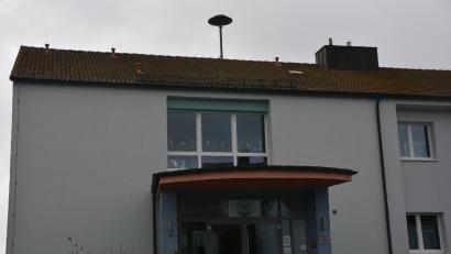Bild: jr
Eine der bestehenden Sirenen in Konnersreuth befindet sich auf dem Dach der Grundschule.