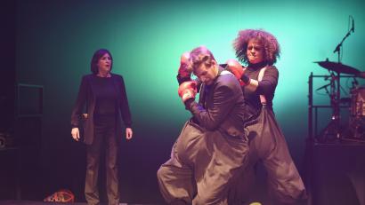 Bild: Tobias Schwarzmeier
Fragwürdiger Stil: Die Boxchampions Kurt Känga (Johannes Lukas) und Regina Ruh (Mona Fischer) behaken sich beuteltiermäßig. Die Ringrichterin (Claudia Lohmann, links) staunt.