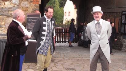 Bild: gjb
Ein Schauspieler des Westböhmischen Theaters in der Rolle des Johann Wolfgang von Goethe (rechts) bei der Besichtigung der Egerer Burg.