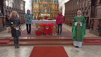 Bild: ads
Petra Lindner, Sabine Feuerer und Barbara Bachmann (v.l.) brachten sich jahrelang in das Familiengottesdienst-Team der Pfarrei St. Georg ein. Jetzt wurden sie von Kaplan Florian Rein ( r.) verabschiedet.