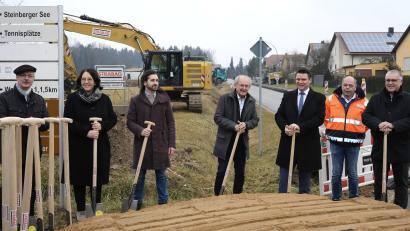 Bild: Hirsch
Stellvertretender Landrat Richard Tischler, Strabag-Prokurist Thomas Nicklas, Landrat Thomas Ebeling, Bürgermeister Harald Bemmerl, Abteilungsleiter Paul Witt, Regierungsvertreterin Kerstin Daller und Kreisrat Karl Bley (von rechts) gaben den Startschuss für den Ausbau der Kreisstraße SAD 9 in Steinberg am See.