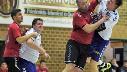 Bild: Gerhard Büttner
Die Handballer des HC Weiden (weiße Trikots) wollen in ihrem ersten Punktspiel in 2022 gegen den HC Tirschenreuth einen Sieg landen.