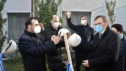 Bild: Petra Hartl
Klinik-Vorstand Manfred Wendl (rechts) konnte mit (von links) Gesundheitsminister Klaus Holetschek, Finanzminister Albert Füracker und Ministerpräsident Markus Söder viel Politikprominenz begrüßen.