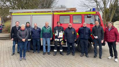 Bild: lei
Bei der Übergabe des alten Löschgruppenfahrzeugs der Feuerwehr Edelsfeld an Vertreter des Landesfeuerwehrverbands Rheinland-Pfalz (von links): Stefan Haas, Elisabeth Dehling, Walter Pilhofer, Alexander Luber, Franz Schuster (ehemaliger Kommandant der Feuerwehr Edelsfeld), Markus Luber (Kommandant), Peter Gerhards (Vizepräsident des Landesfeuerwehrverbands Rheinland-Pfalz), Norbert Wölfert (Landesfeuerwehrverband) sowie Bürgermeister Hans-Jürgen Strehl und Zweiter Bürgermeister Hans Klann.