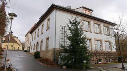 Bild: bsc
Einzug moderner Technik: Im Rahmen des Förderprogramms „Digitale Bildungsinfrastruktur an bayerischen Schulen“ (Digitalpakt) wird die kleine Friedenfelser Grundschule (Bild) demnächst mit Tablets ausgestattet.