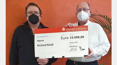 Bild: Sparkasse/exb
Richard Riedl aus Waidhaus (links) freut sich über 10.000 Euro. Sparkassen-Kundenberater Martin Hanauer überreicht symbolisch einen Scheck.